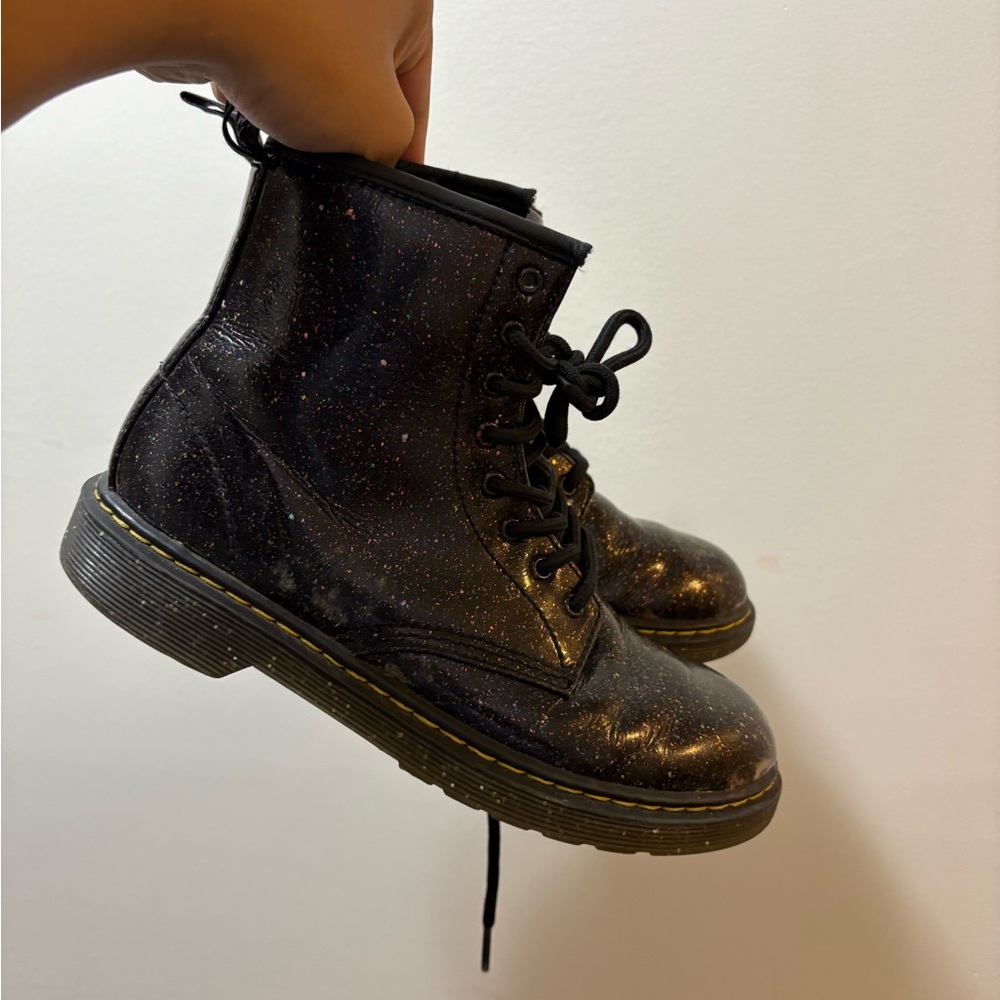 DR. MARTENS GIRLS COSMIC GLITTER BOOTS